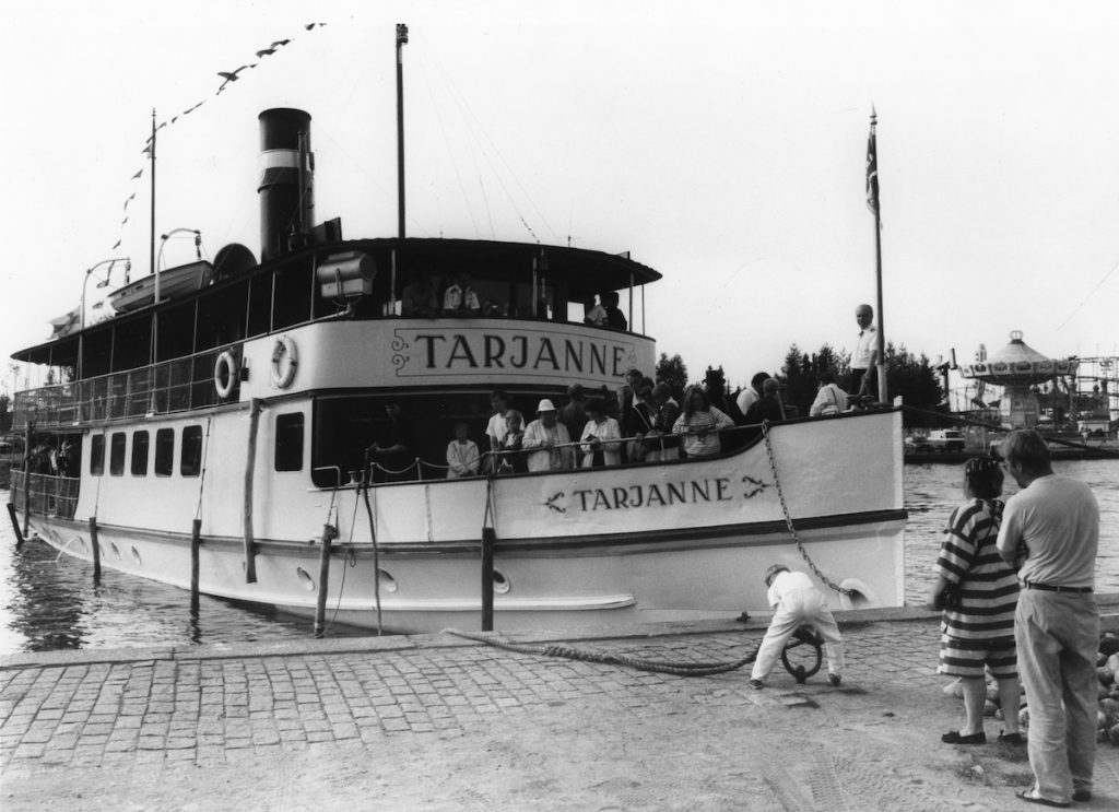 Tarjanne kiinnittymässä Mustanlahden laituriin 1980-luvulla. Pikkupoika kiinnittää köyden.