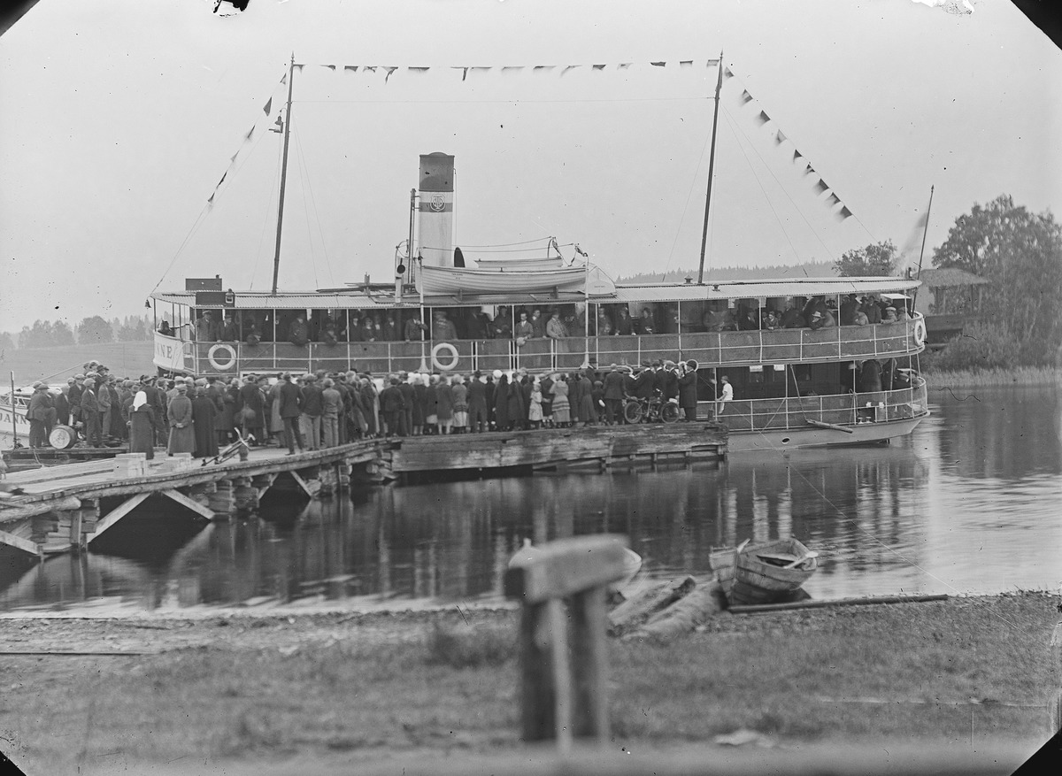 Täynnä oleva Tarjanne-laiva Ruoveden kirkkorannassa 1910-luvun alussa. Laiturilla valtava märää väkeä vastassa.