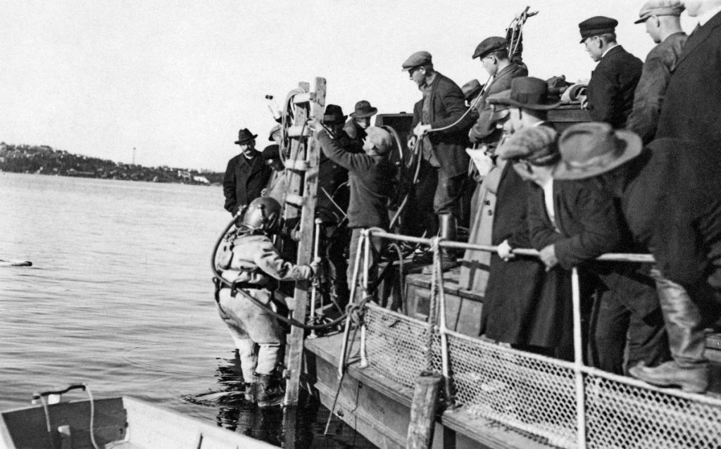 Sukeltaja menossa Näsijärveen, kun Kurun onnettomuuden uhreja etsitään.