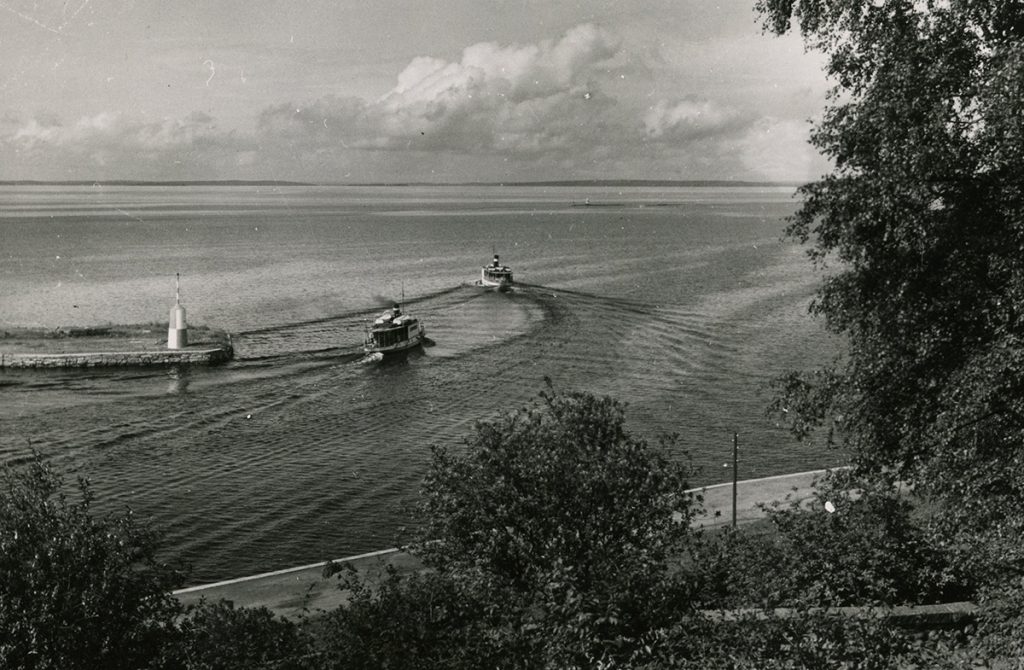 Kuva Näsikalliolta Näsijärvelle. Kaksi laivaa on juuri lähtenyt satamasta. On kesä.