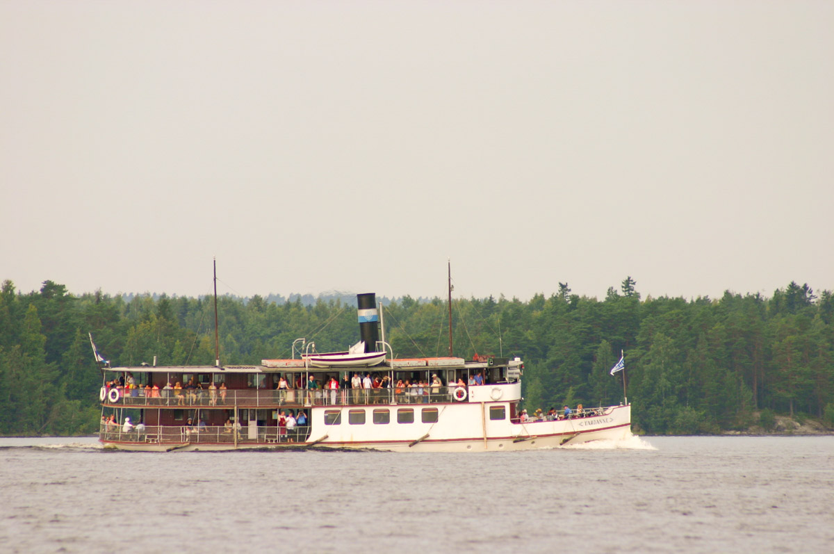 Tarjanne kyntää pitkin Näsijärveä vuonna 2004 vauhdilla. Kuva otettu aluksen sivulta.