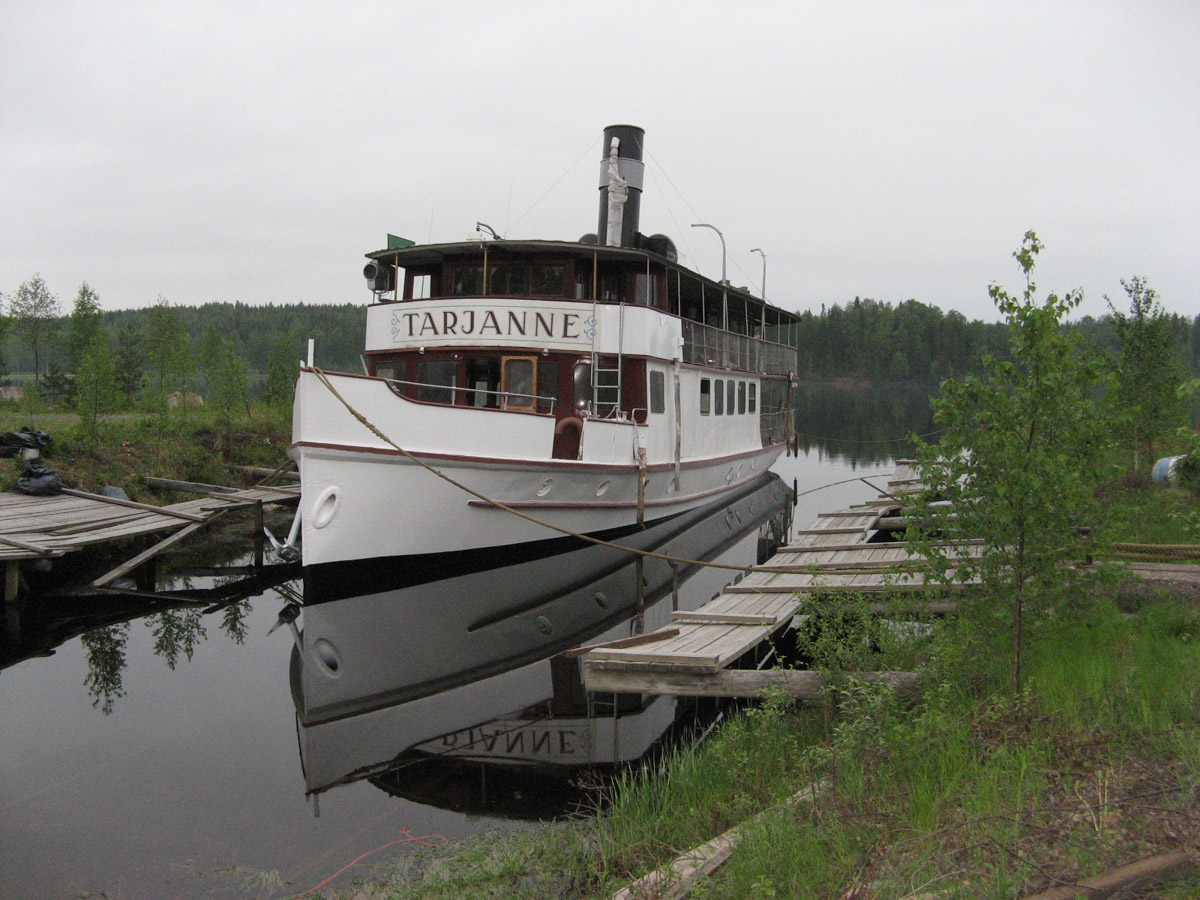 Tarjanne laiva Jäminkipohjan telakan altaassa.