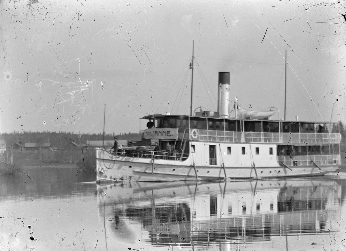 Tarjanne saapumassa Ruovedelle 1910-luvun alussa. Laivassa matkustajia ja kansimies keulalla köyden kanssa.