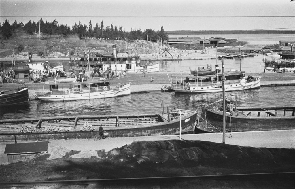 Mustanlahden satama vuonna 1932. Kuvassa lähiliikenteen laivoja ja taustalla Tarjanne.
