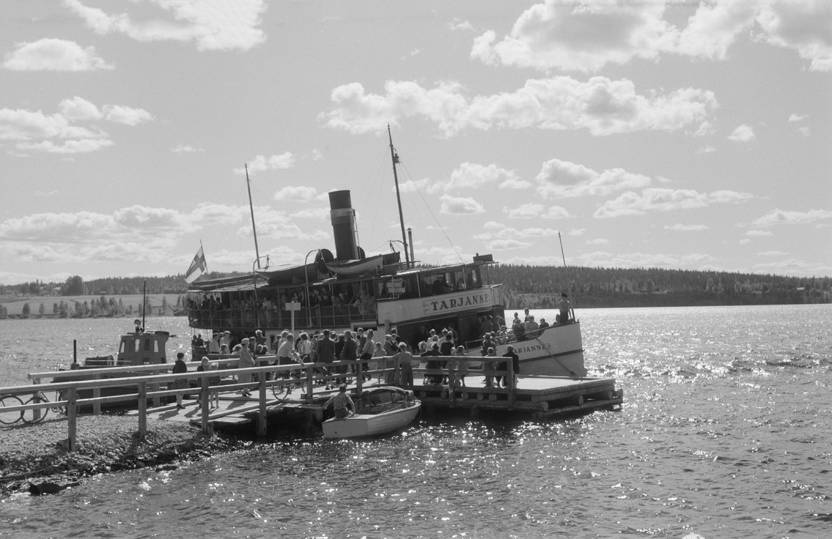 Tarjanne-laiva laiturissa vuonna 1952. Väkeä on paljon sekä laivassa että laiturilla.