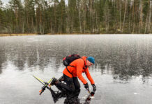 Nordic skating in November, not bad Jään mittausta sahalla mustalla alkukauden jäällä