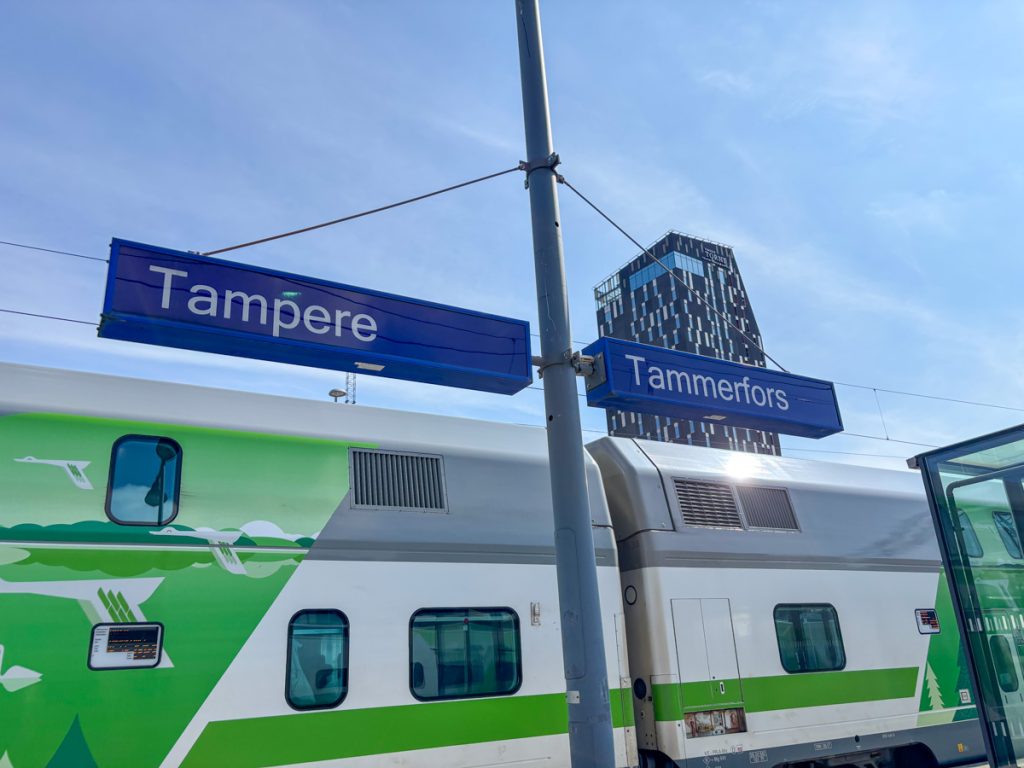 Tampereen asemalta, juna, kyltti jossa kahdella kielellä Tampere ja Hotelli Torni