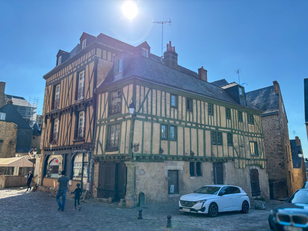 Rakennnusarkkitehtuuria Le Mans'issa.