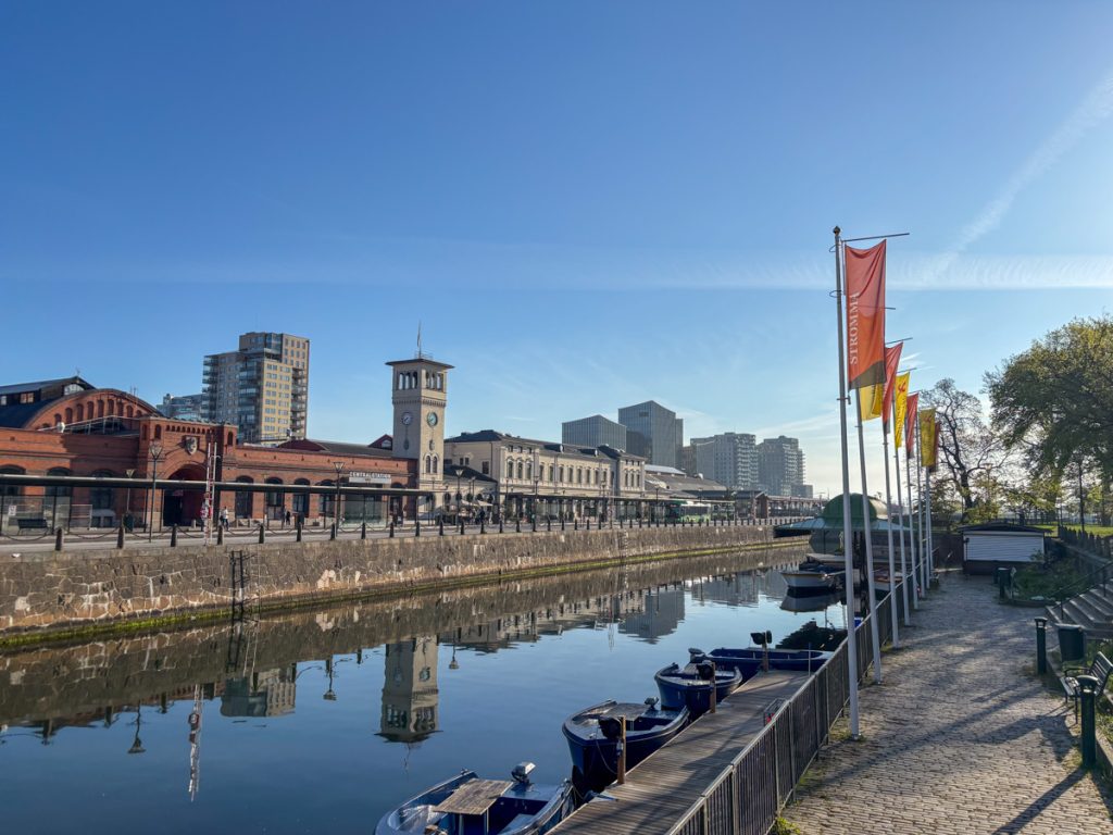 Malmön asema, kanavaa ja auringonpaistetta lähes pilvettömältä taivaalta