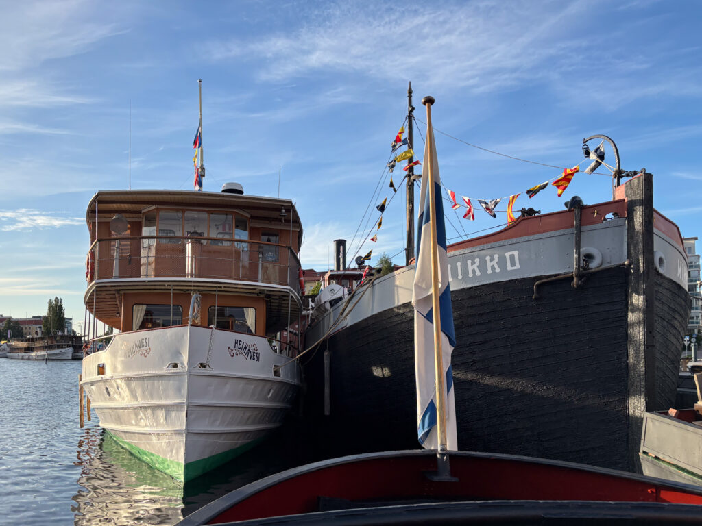 Höyrylaivojen Heinävesi ja Mikko keulat höyrylaiva Hurman kannelta kuvattuna