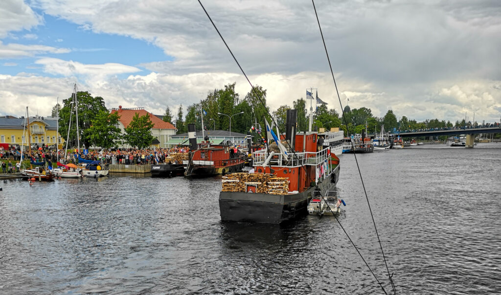 Höyrylaiva kulkee edellä Pielisjokea